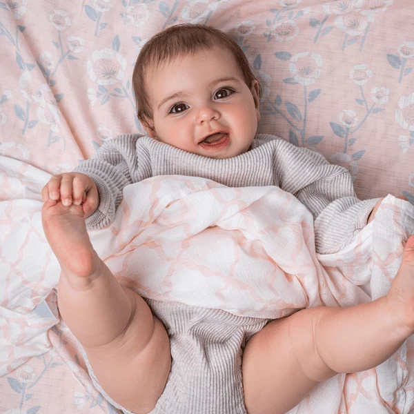 Aden + Anais™ Zijdezachte Mousseline Draagdoek 2 Pak Stencil 5 Aden + Anais™ Zijdezachte Mousseline Draagdoek 2 Pak Stencil - Afbeelding 5