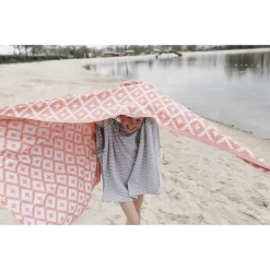 KipKep Blenker Handdoek 170 X 100 Cm Emberglow Red -Babyverzorging Deals kipkep blenker handdoek 170 x 100 cm emberglow red a297030 3