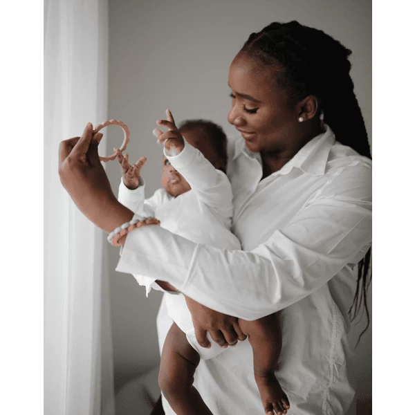 Mushie Bijtring Bloem Armband, Roos/ Blush /Shifting Sand , 3 Stuks 4 Mushie Bijtring Bloem Armband, Roos/ Blush /Shifting Sand , 3 Stuks - Afbeelding 4